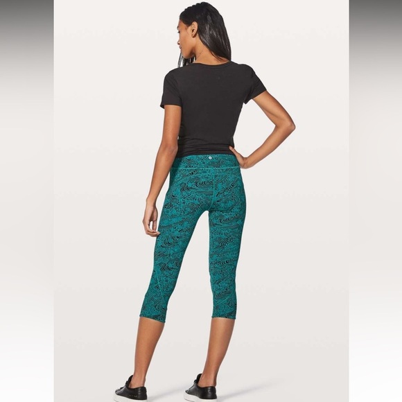 Lululemon In Movement Crop *Everlux 19" Kitakami Spirit Green Black - Picture 9 of 10